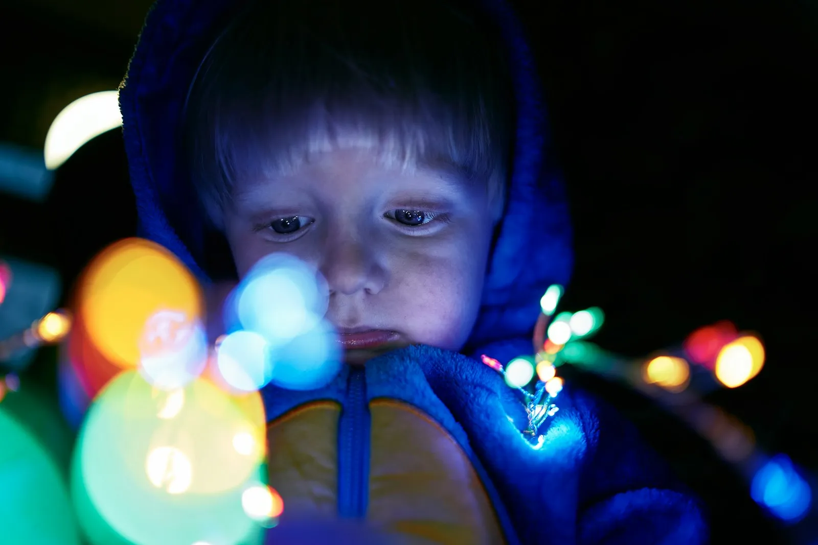 Enfant explorant un mur sensoriel lumineux