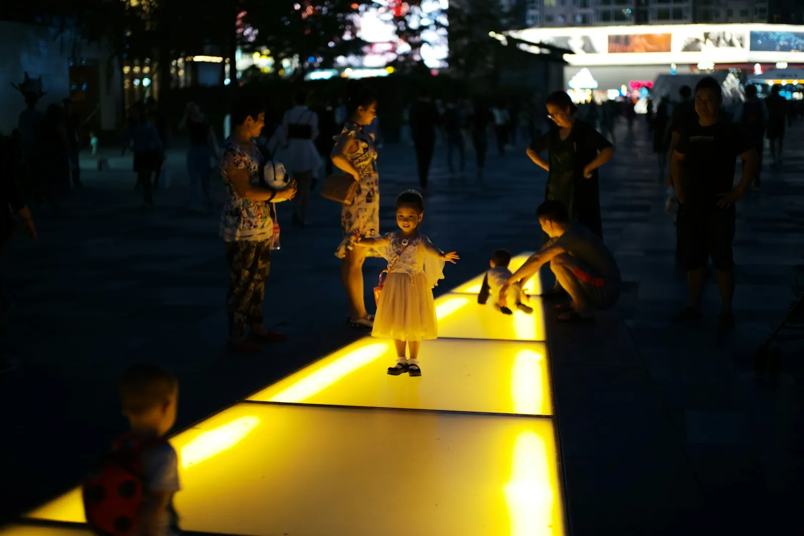 Enfants devant une projection interactive lumineuse