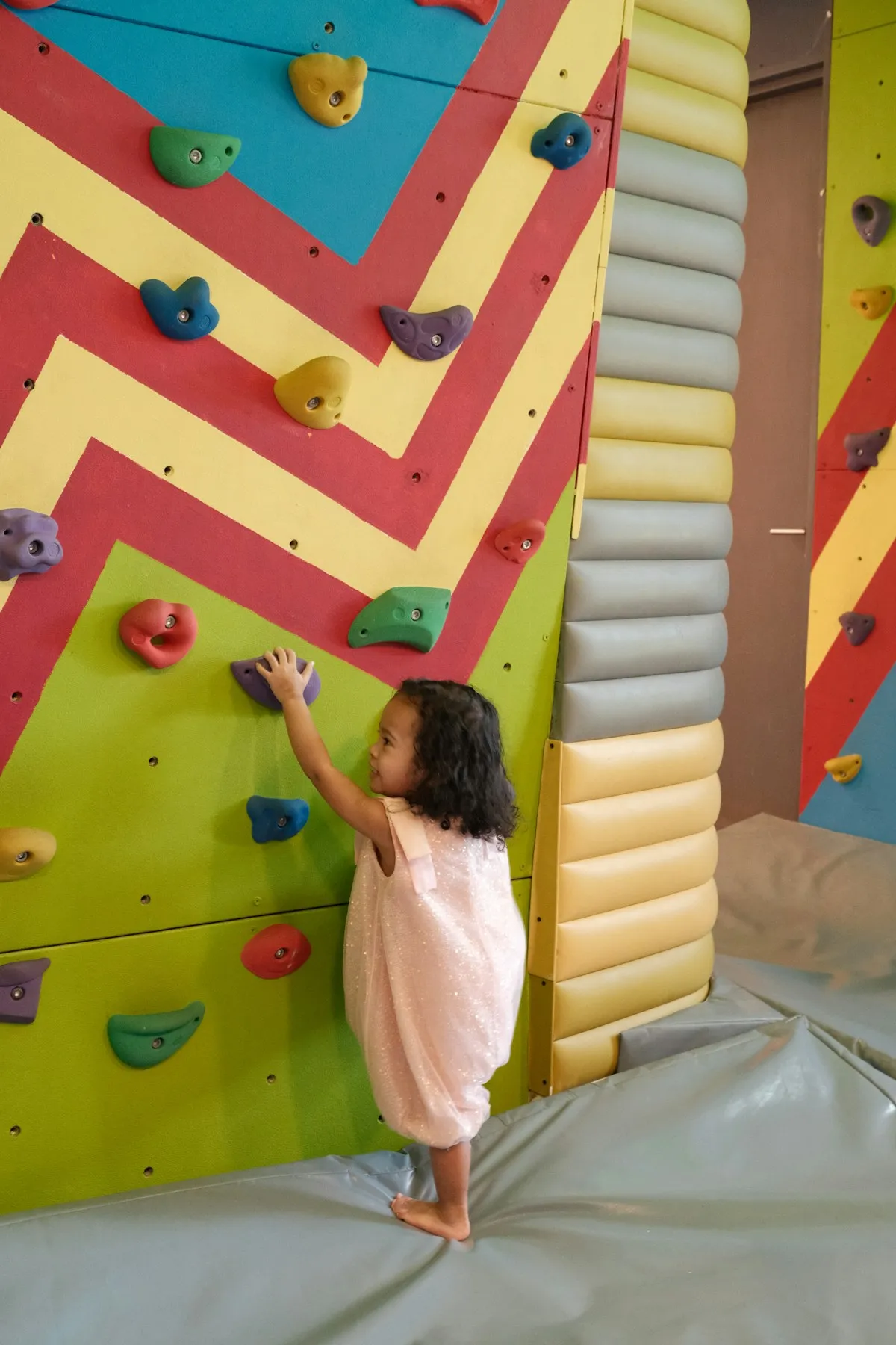 Enfant sur une structure de motricité en mousse