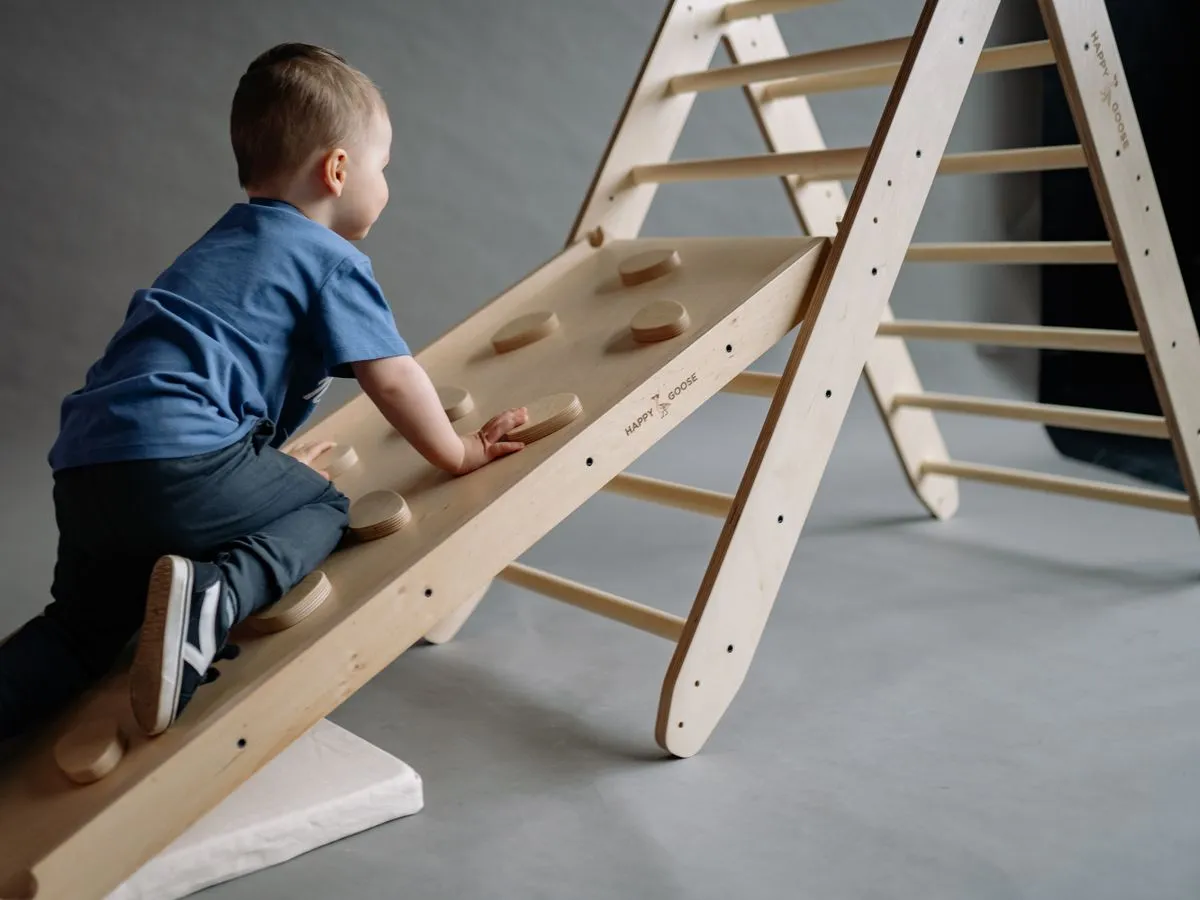 Enfant grimpant sur une structure de motricité