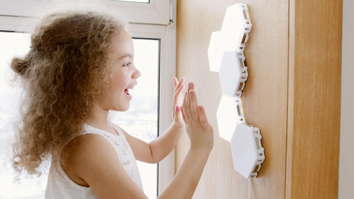 Enfant explorant un mur sensoriel lumineux et coloré