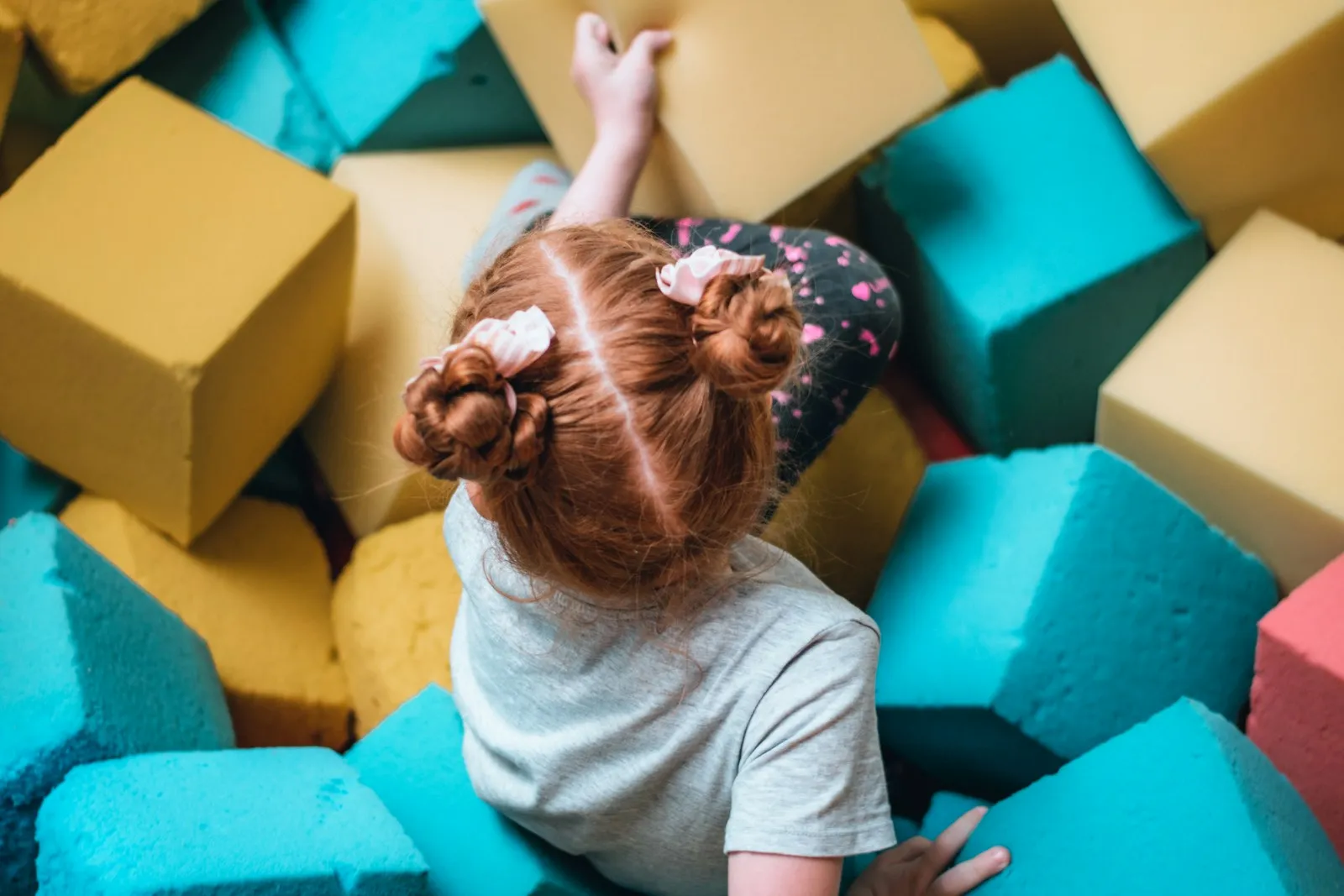 Enfant détendue dans un espace doux et coloré